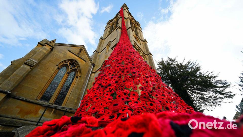 Für den Remembrance Day: Mohnblumeninstallation an der St. Michaels Kirche in Worcestershire. Bild: Jacob King/PA Wire/dpa