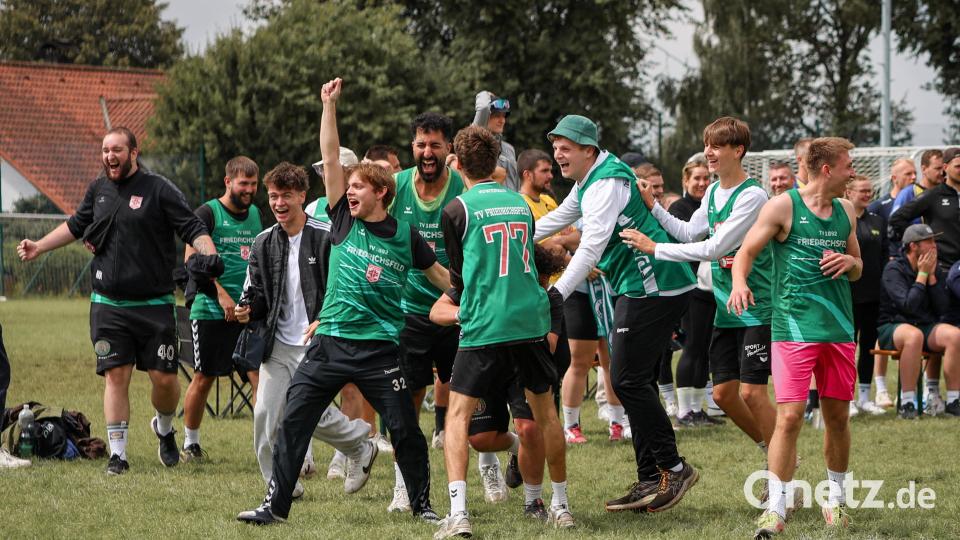 Riesenjubel beim TV 1892 Friedrichsfeld, der zum ersten Mal in Oberviechtach teilnahm und gleich erfolgreich war. Bild: Jessica Pflug