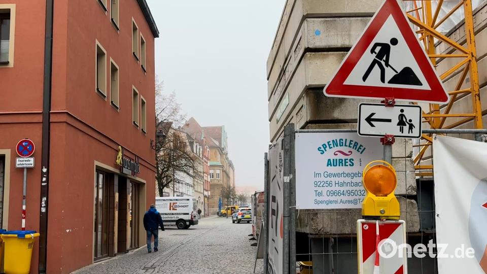 Ein echtes &quot;Nadelöhr&quot;: Die Baustelle in der Bahnhofstraße sollte eigentlich für den Weihnachtsbaum-Transport abgebaut werden. Am Ende passte der Schwertransport mit fünf Metern Breite grade so durch. Bild: Heike Unger