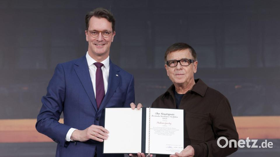 Künstler Andreas Gursky nimmt die höchste Auszeichnung des Landes Nordrhein-Westfalen entgegen. Bild: Oliver Berg/dpa-Pool/dpa