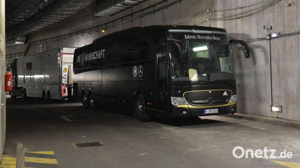Der deutsche Mannschaftsbus blieb nach den Anschlägen in Paris lange in den Katakomben des Stade de France (Archivbild). Bild: picture alliance / dpa