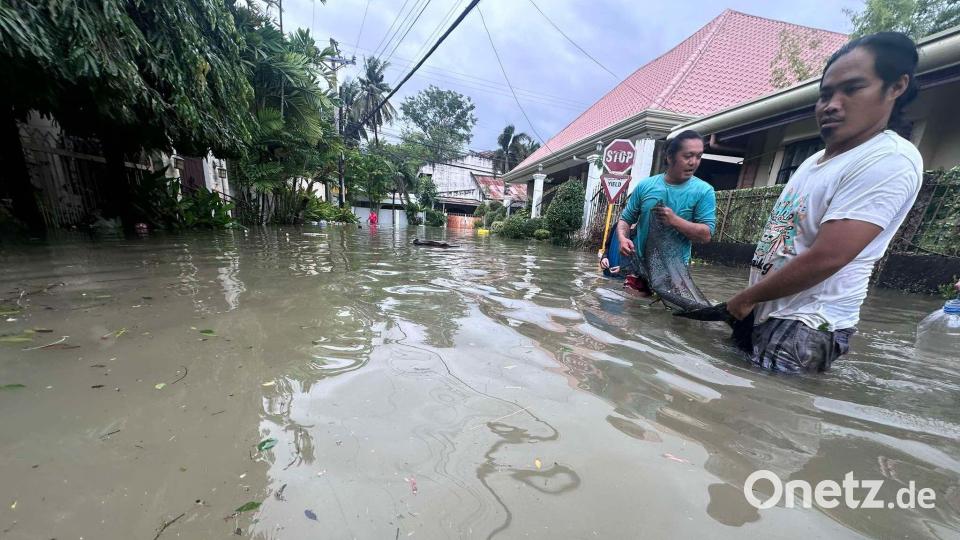 Die Menschen mussten teilweise durch hüfthohes Wasser waten. Bild: Jacqueline Hernandez/AP/dpa