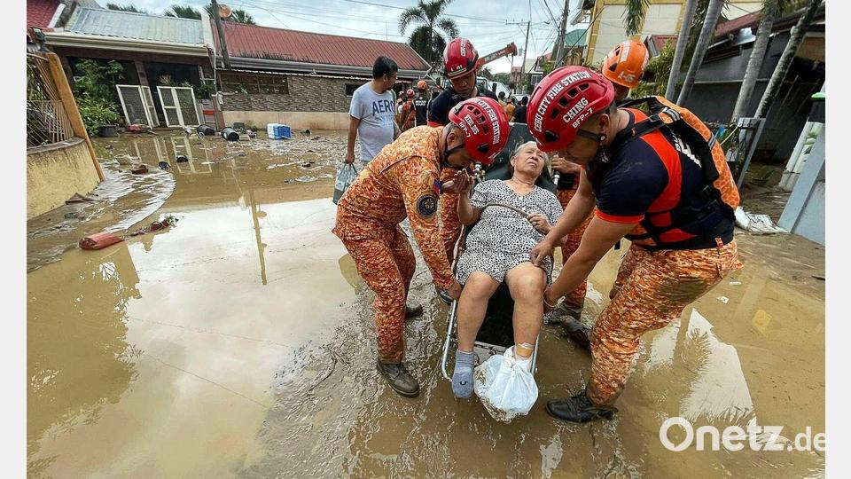 Viele Rettungskräfte versuchten, den Menschen zu helfen. Bild: Jacqueline Hernandez/AP/dpa