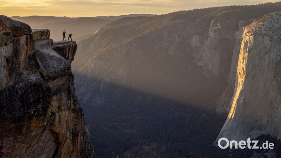 Besucher posieren für ein Foto auf einem Felsvorsprung in der Nähe von Taft Point im Yosemite Nationalpark in den USA. Bild: Stephen Lam/San Francisco Chronicle via AP/dpa