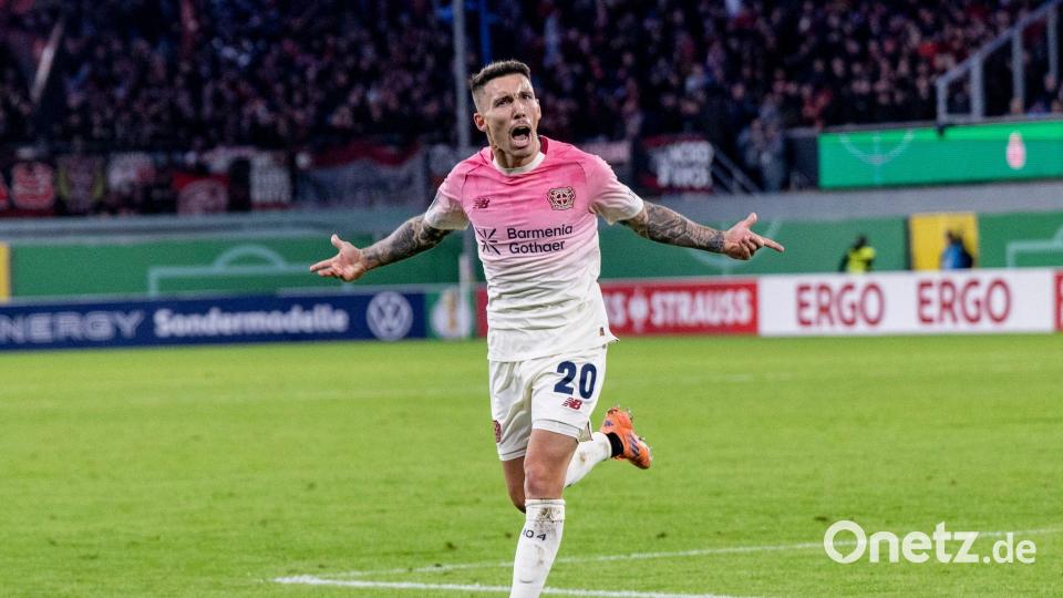 Alejandro Grimaldo gehört bei Bayer Leverkusen derzeit zu den Leistungsträgern. (Archivbild) Bild: David Inderlied/dpa