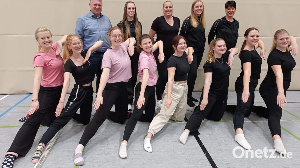 Seit Ende April laufen bei der Narrhalla die Vorbereitungen für die Faschingssession 2025/2026. Die Trainerinnen sind mit ihren Schützlingen, hier den Mädchen der Prinzengarde, eifrig am Trainieren. Bild: u