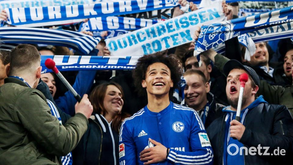 Zehn Jahre her: Leroy Sané lässt sich nach einem Schalker Heimsieg von den Fans feiern. Bild: picture alliance / dpa