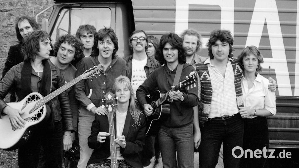 Undatiertes Foto von Paul McCartney (Mitte links), neben seiner Frau Linda, mit den Bandkollegen von Wings. Bild: Heather McCartney//Mpl Communicat via PA Media/dpa