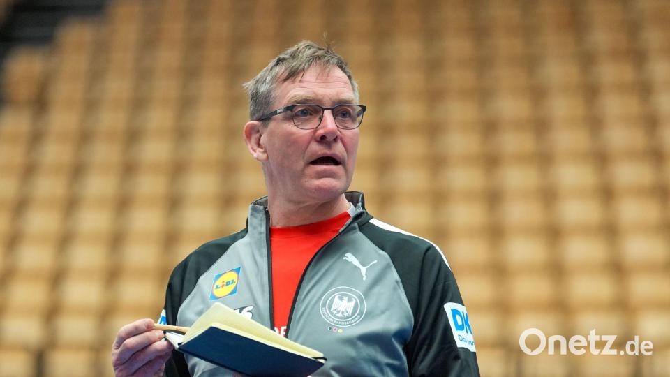 Schaulaufen für die EM: Bundestrainer Gislason wird in den Testspielen ganz genau hingucken. (Archivbild) Bild: Soeren Stache/dpa