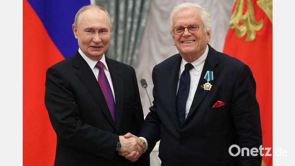 Trotz des andauernden Konflikts zwischen Russland und dem Westen hat Kremlchef Wladimir Putin dem deutschen Pianisten und Dirigenten Justus Frantz einen Orden verliehen. Bild: Maxim Shipenkov/Pool EPA via AP/dpa