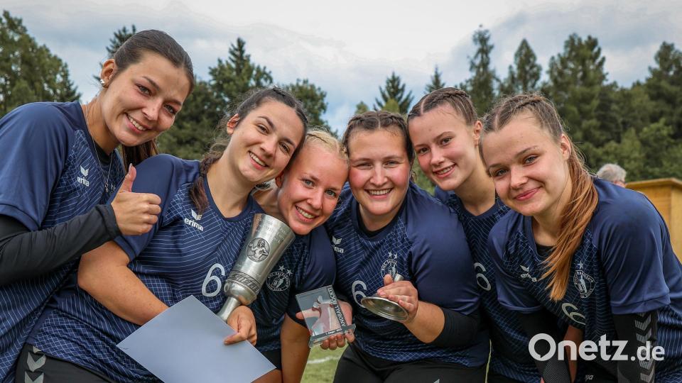 Die Spielerinnen des HC Sulzbach freuen sich über den dritten Gewinn des Wanderpokals, der nun in Sulzbach-Rosenberg bleibt. Bild: Jesssica Pflug
