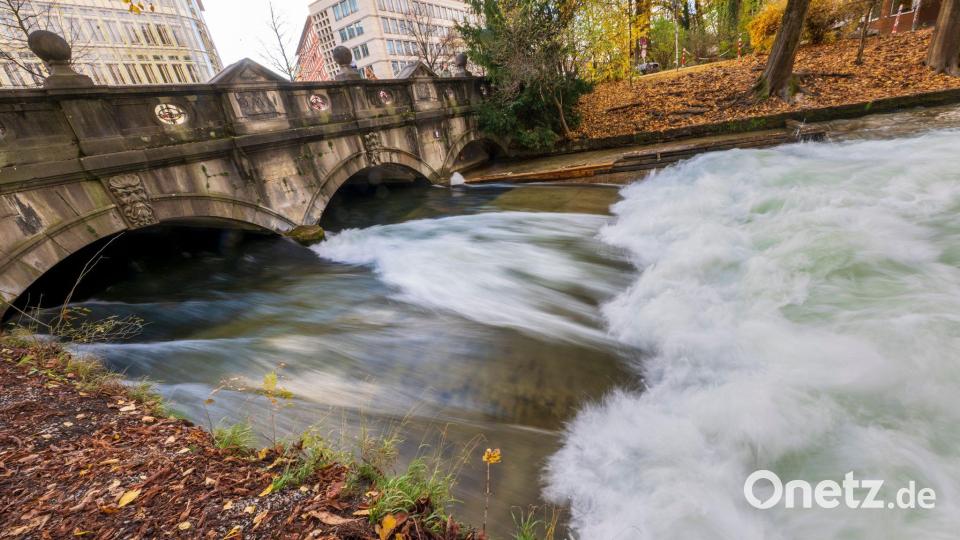 Die berühmte Eisbachwelle in München baut sich nicht mehr auf. Surfen ist dort zurzeit unmöglich. Bild: Peter Kneffel/dpa