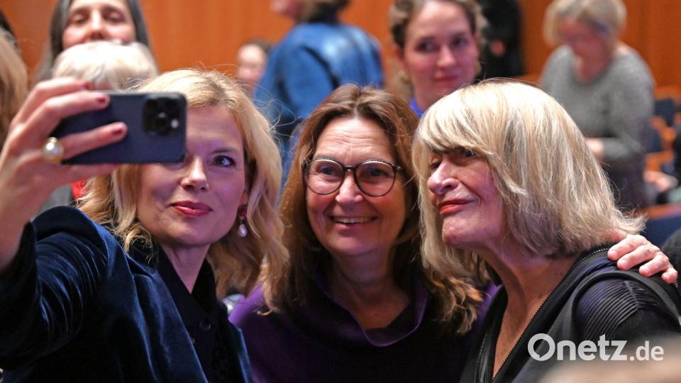 Julia Klöckner (v.l.-r., CDU), Bundestagspräsidentin, Mechthild Heil (CDU) und Frauenrechtlerin Alice Schwarzer lächeln für ein Selfie. Bild: Elisa Schu/dpa