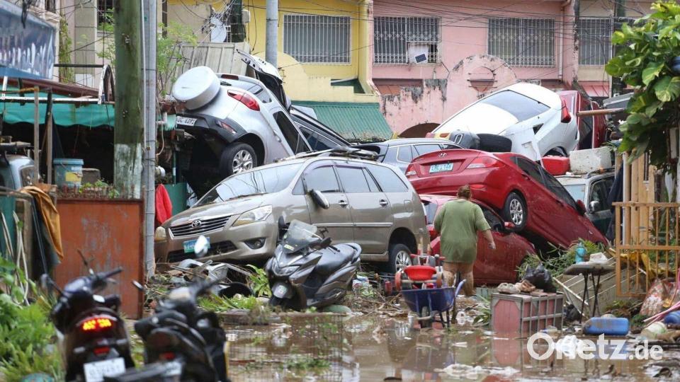 Nach Überschwemmungen durch den Taifun „Kalmaegi“ auf den Philippinen türmen sich Autos. Bild: Jacqueline Hernandez/AP/dpa