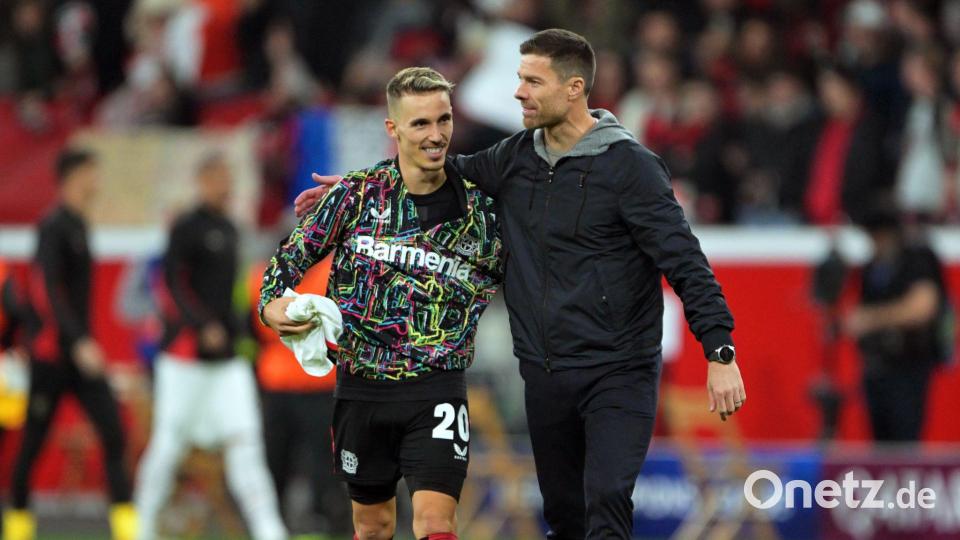 Alejandro Grimaldo (l.) mit seinem Ex-Trainer und Landsmann Xabi Alonso. (Archivbild) Bild: Federico Gambarini/dpa
