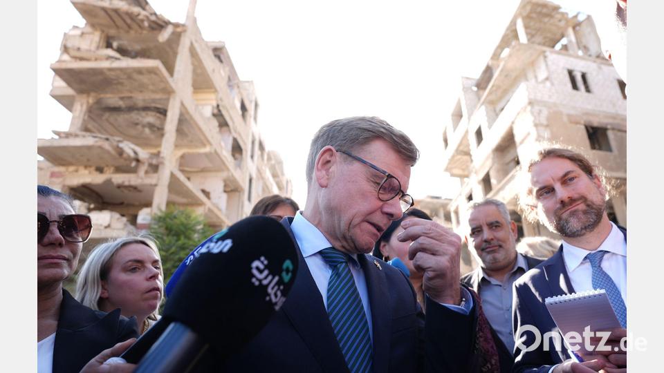 Außenminister Johann Wadephul (CDU) am Donnerstag in Harasta, einer weitgehend zerstörten Stadt Harasta, einer Vorstadt von Damaskus. Äußerungen über die Rückkehr von Syrern lösten Irritationen in den Reihen der Union aus. Bild: Marcus Brandt/dpa