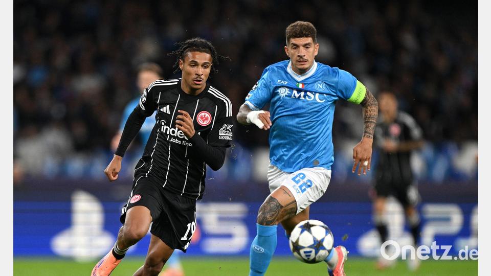 Eintracht Frankfurt um Jean-Mattéo Bahoya (l) kam offensiv in der ersten Hälfte gegen die SSC Neapel überhaupt nicht zur Geltung. Bild: Arne Dedert/dpa