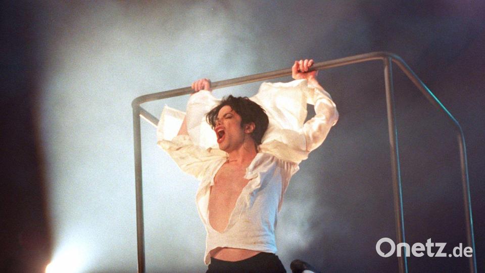 Michael Jackson am Geländer der Hebebühne in der Duisburger Rhein-Ruhr-Halle am Abend des 4. November 1995. (Archivbild) Bild: Achim Scheidemann/dpa