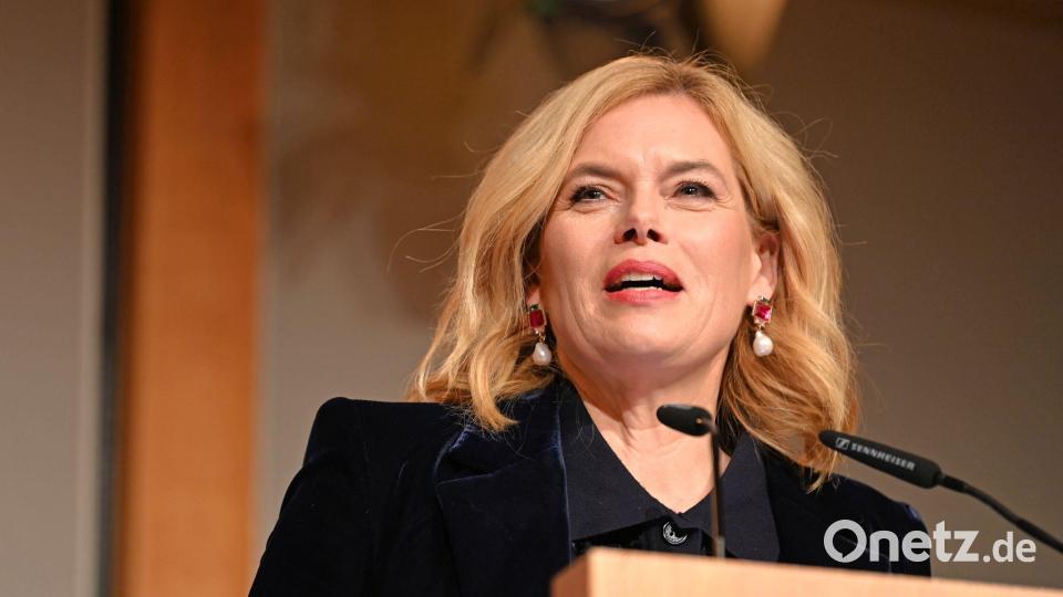 Bundestagspräsidentin Julia Klöckner hielt in Berlin eine Laudatio auf die Streetworkerin Sabine Constabel, die sich gegen Prostitution engagiert. Bild: Elisa Schu/dpa