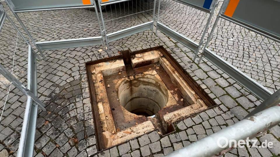 Auch hier muss das Runde ins Eckige: Damit der stattliche Weihnachtsbaum sicher auf dem Marktplatz steht, wird er in ein dort fest eingebautes Baumloch gesteckt. Es folgt oben der Rundung des Stammes, tiefer unten ist es rechteckig, damit sich der Stamm nicht dreht. Bild: Heike Unger