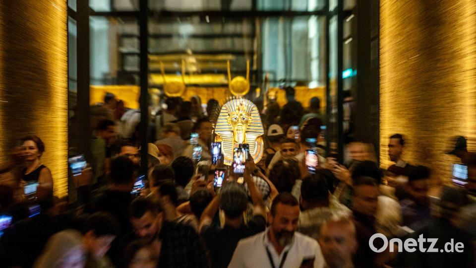 Neu eröffnetes Großes Ägyptisches Museum in Gizeh: Menschenmassen vor der goldenen Totenmaske von Tutanchamun. Bild: Gehad Hamdy/dpa