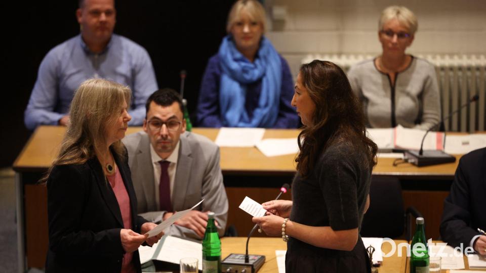 Nach dem Amtseid hält Iris Stalzer eine Antrittsrede Bild: Christoph Reichwein/dpa