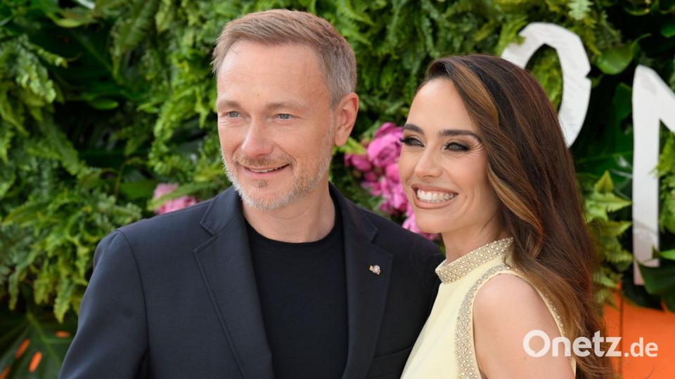 Ex-Finanzminister Christian Lindner widmet sich heute auch Vaterpflichten - er hat ein Baby mit der Journalistin Franca Lehfeldt. (Archivbild) Bild: Roberto Pfeil/dpa