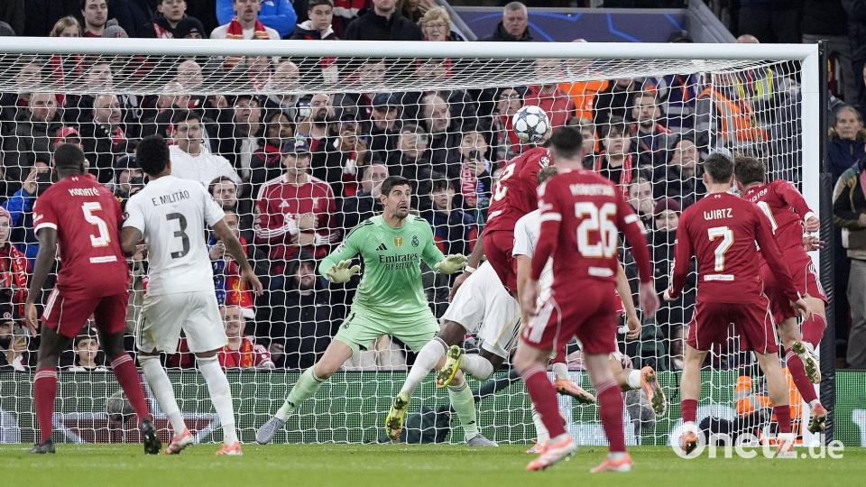 Liverpools Alexis Mac Allister trifft per Kopf gegen Real Madrid. Bild: Peter Byrne/PA Wire/dpa