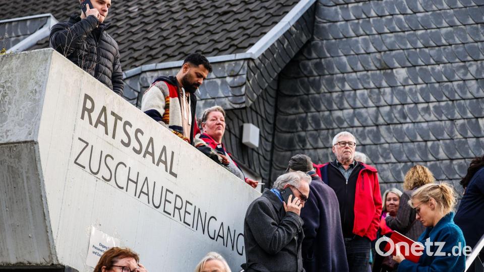 Mehrere Bürgerinnen und Bürger verfolgten die Vereidigung Bild: Christoph Reichwein/dpa
