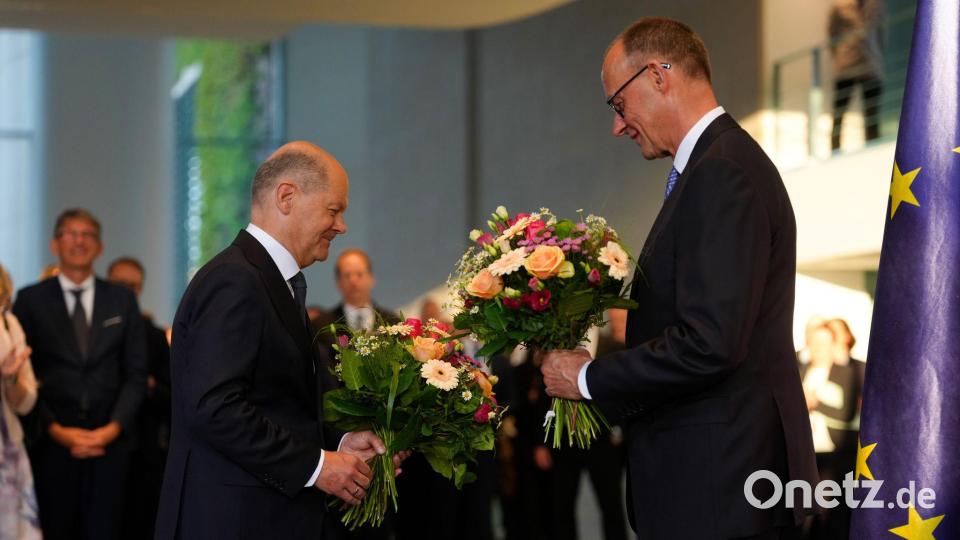 Das Kanzleramt hat SPD-Mann Scholz an seinen CDU-Nachfolger Merz übergeben - einfacher Abgeordneter bleibt er. (Archivbild) Bild: Michael Kappeler/dpa