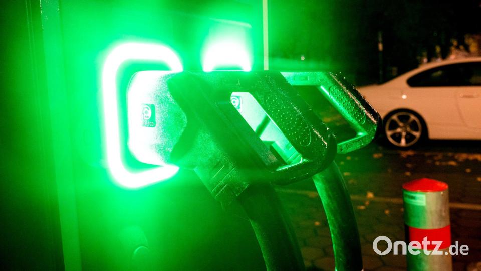 Die Verfügbarkeit von Ladepunkten für E-Auto-Besitzer variiert in den Bundesländern stark. (Archivbild) Bild: Daniel Bockwoldt/dpa