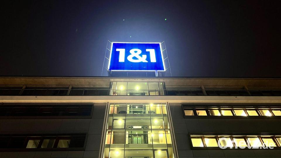 Das 1&1-Logo bei Nacht - das Telekommunikationsunternehmen hat die Partnerschaft mit O2 beendet. Bild: Wolf von Dewitz/dpa