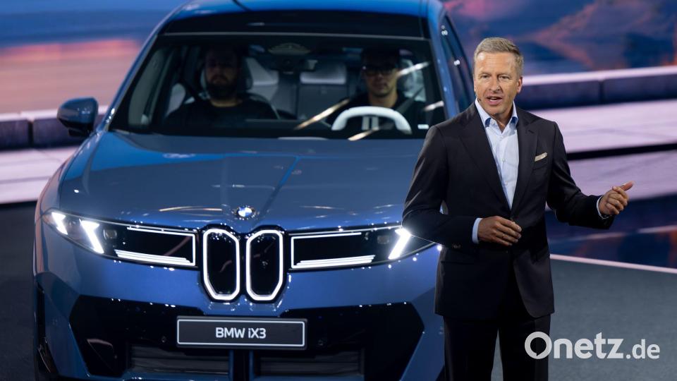 BMW-Chef Oliver Zipse und der neue iX3. Die Bestellungen für das erste Modell der neuen Klasse sind laut BMW gut. (Archivbild) Bild: Sven Hoppe/dpa