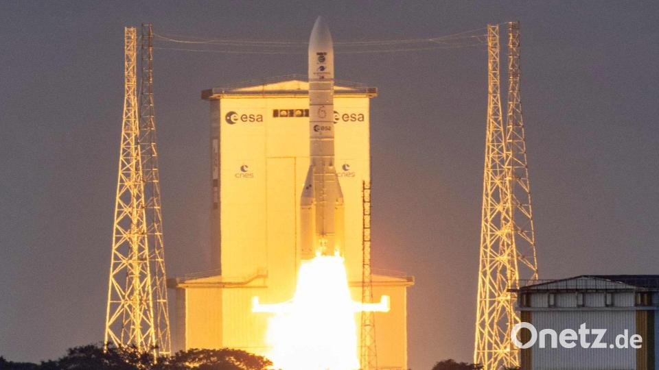 Dieses Foto zeigt die Ariane-6-Rakete der Europäischen Weltraumorganisation (ESA) mit dem Erdbeobachtungssatelliten Sentinel-1D an Bord, die vom Raumfahrtzentrum von Guayana in Kourou im französischen Überseedepartement Guayana abhebt. Bild: Ronan Lietar/AFP/dpa
