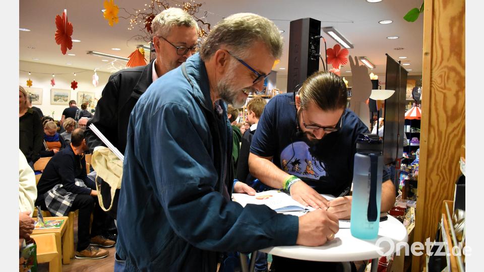 Asterix-Fans ließen sich ihre Exemplare von „Asterix und as bäihmische Schüddl“ vom Autor Christian Witt (rechts) signieren. Bild: ubb