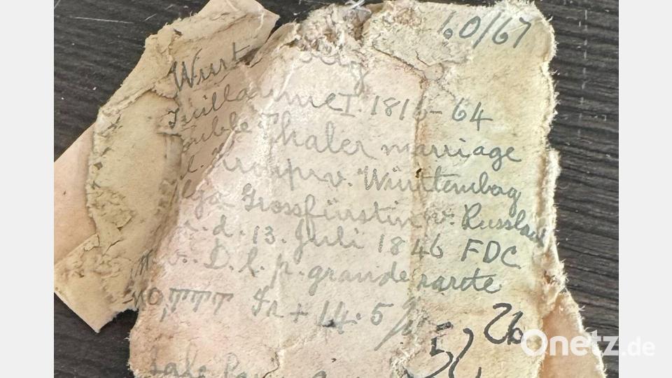 Die durch Wassereintritt teils vergammelten Münztütchen, die jahrzehntelang vergraben waren. Bild: Christian Stoess/dpa