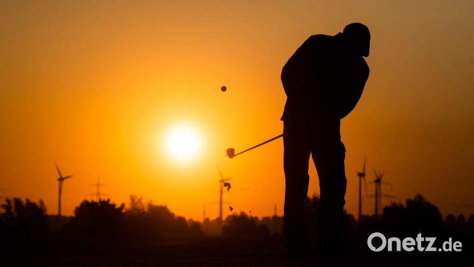 Golfen bei Sonnenaufgang. (Symbolbild) Bild: Julian Stratenschulte/dpa