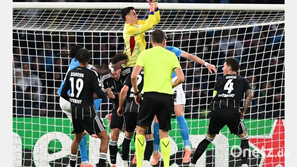 Die Spieler von Eintracht Frankfurt um Robin Koch (r) vermissten beim Gastspiel in Neapel die eigenen Fans. Bild: Arne Dedert/dpa