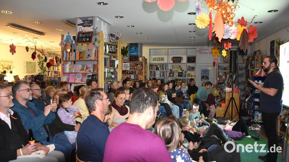 100 Zuhörer und Zuhörerinnen aller Altersklassen ließen sich die Lesung von Autor Christian Witt aus seinem Oberpfälzer Asterix und Obelix nicht entgehen. Buchhändlerin Stefanie Teicher hat dafür extra die Hälfte ihres Buchladens ausgeräumt. Bild: ubb