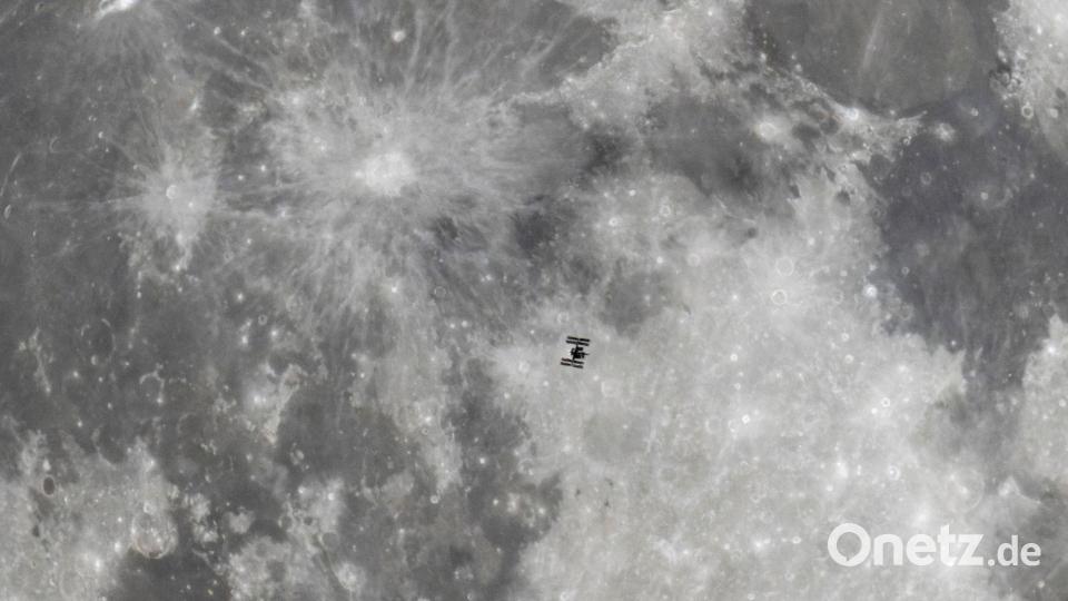 Vor dem Mond: Die Internationale Raumstation (ISS) schwebt im Weltall. Bild: Peter Komka/MTI/AP/dpa