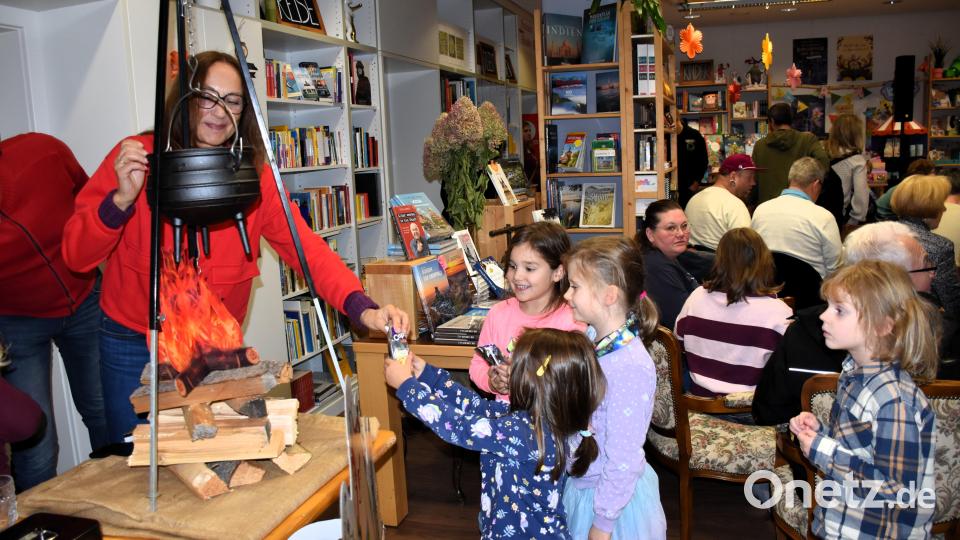 Überraschung: In der Pause bekamen die Kinder einen Zaubertrank. Der kam derart gut an, dass er viel zu schnell weg war. Das Buchladen-Team reagierte fix und teilte dann Orangensaft aus. Bild: ubb