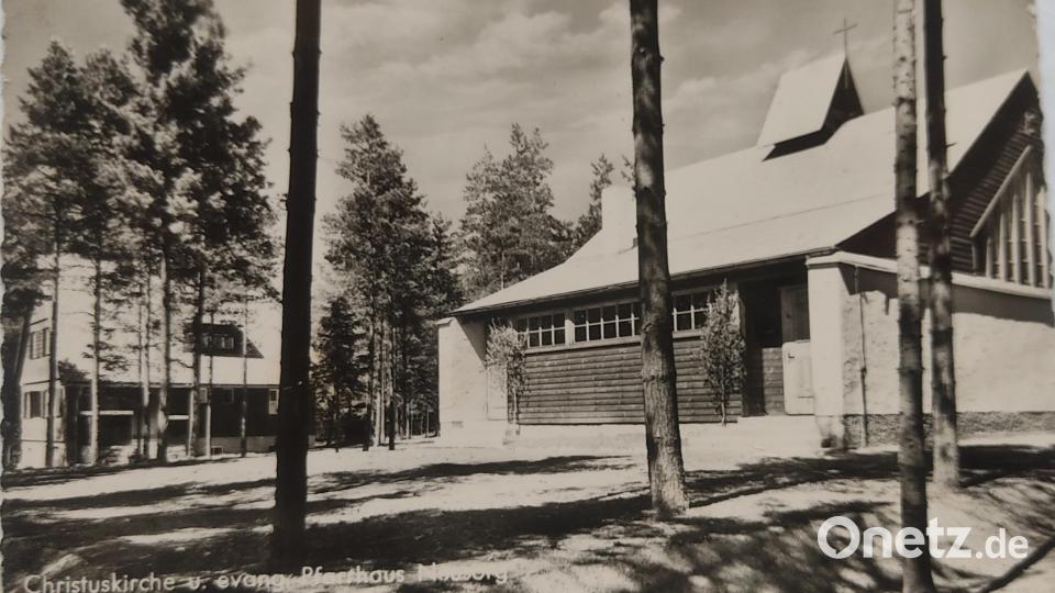 Die Evangelische Christuskirche Neusorg auf einer Aufnahme aus den 50er Jahren. Bild: Gabriele Rubenbauer