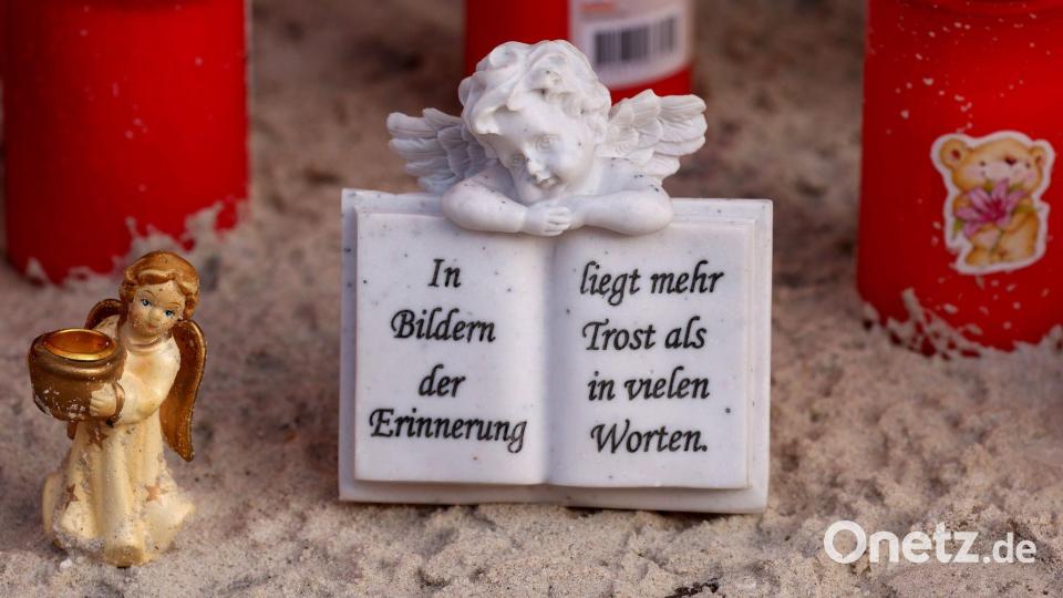 Kerzen und Engel erinnern an Fabian. Bild: Bernd Wüstneck/dpa