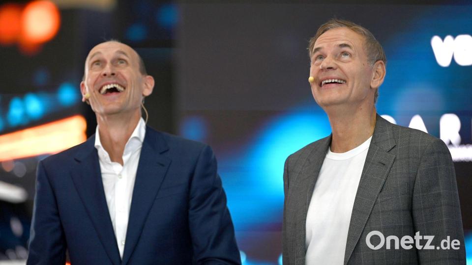 Volkswagen-Chef Oliver Blume (r) und Volkswagen-Vorstandmitglied für China, Ralf Brandstätter, in Shanghai. Der Konzern investiert trotz Schwierigkeiten viel Geld in die neue Technologie. Bild: Johannes Neudecker/dpa