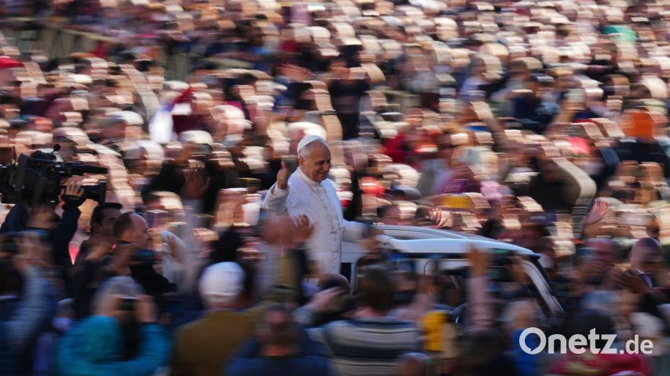 Papst Leo XIV. auf dem Weg zur wöchentlichen Generalaudienz auf dem Petersplatz. Bild: Alessandra Tarantino/AP/dpa