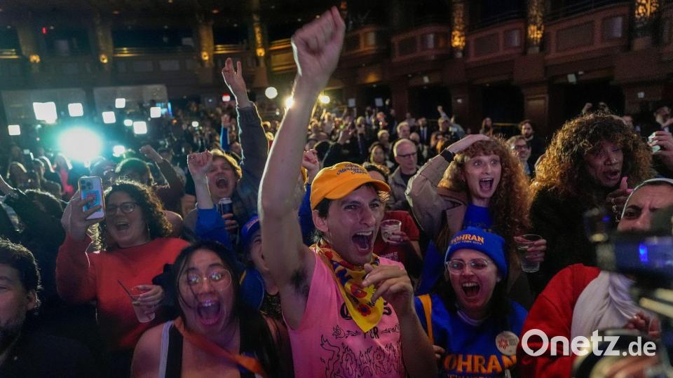 Unterstützer des demokratischen Bürgermeisterkandidaten Mamdani reagieren während einer Wahlparty in New York auf die Wahlergebnisse. Bild: Yuki Iwamura/AP/dpa