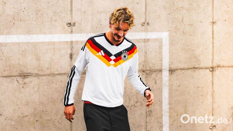Großer Fan des neuen DFB-Trikots: Stürmer Nick Woltemade. Bild: -/Adidas/dpa