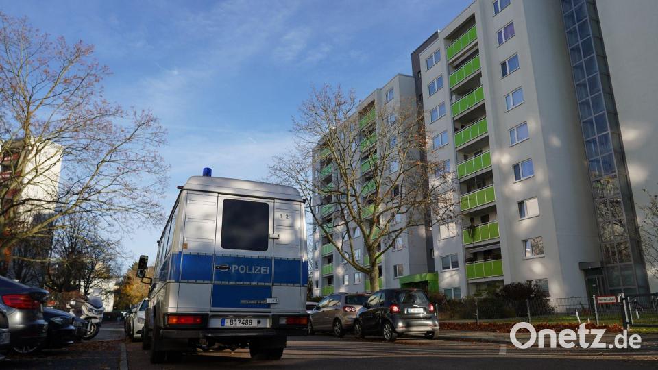Auch in Berlin durchsuchten Polizisten am Mittwochmorgen ein Objekt. Bild: Manuel Genolet/dpa