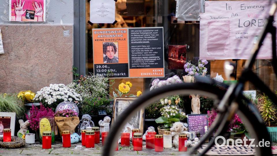 Auch Monate nach den tödlichen Schüssen hinterlassen Menschen am Tatort Blumen, Kerzen und Nachrichten im Gedenken an Lorenz. Bild: Hauke-Christian Dittrich/dpa