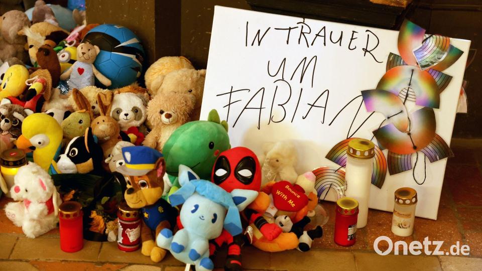 Kuscheltiere und Kerzen zum Gedenken an Fabian. Bild: Bernd Wüstneck/dpa